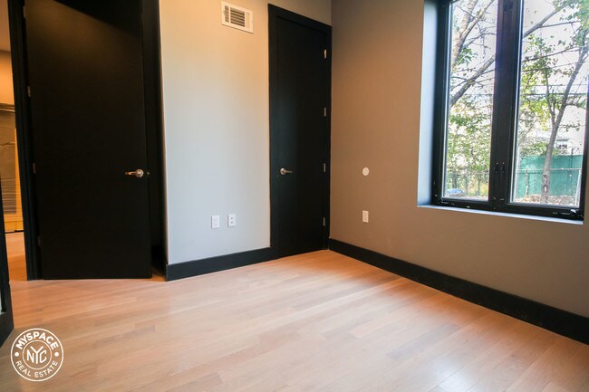 Foto del edificio - 443 Pulaski St