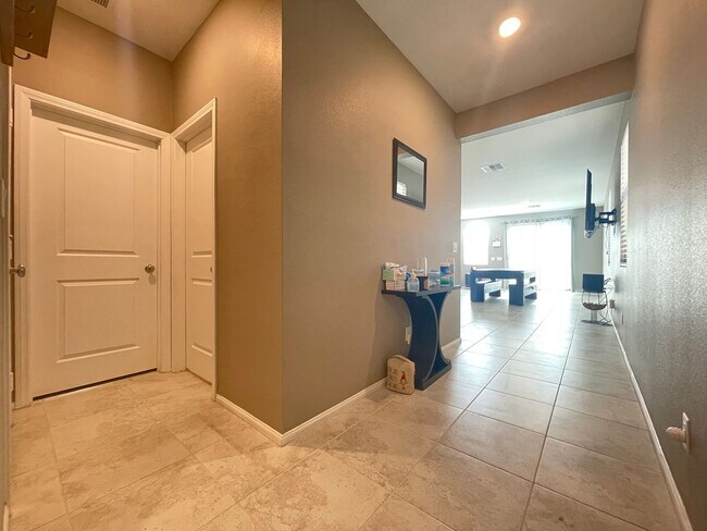 Foto del edificio - (Fully Furnished) 4 Bedroom + Loft,  3 Ful...