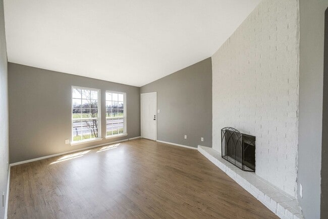 Building Photo - 4900 E Stassney Ln
