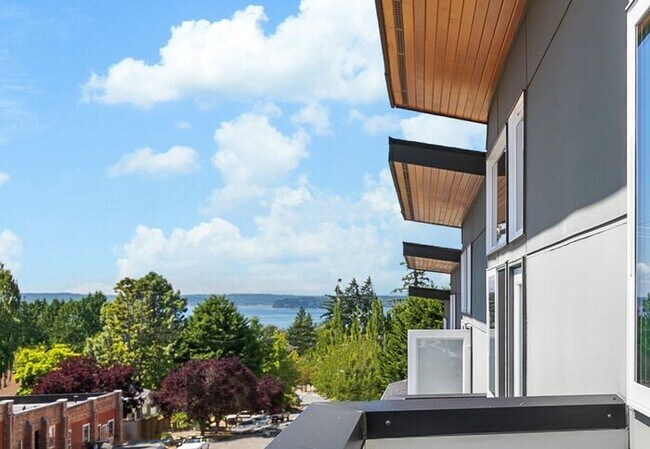 Building Photo - Fresh and Modern View Townhome in Coveted ...