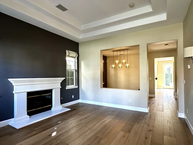 Building Photo - Gorgeous 4 bedroom, 2.5 bathroom home in H...
