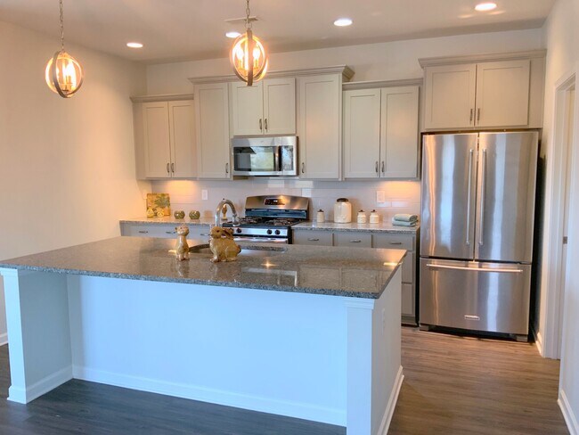 Spacious kitchen - 7503 Colibri Cir SE