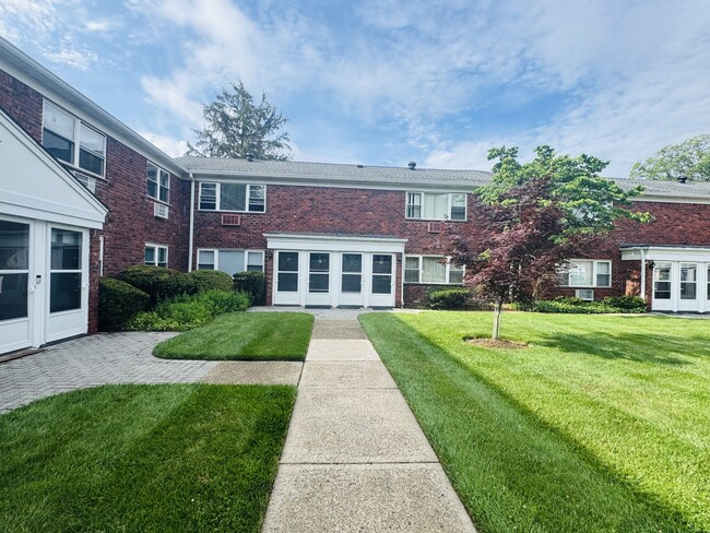 Building Photo - 79 Regency Park