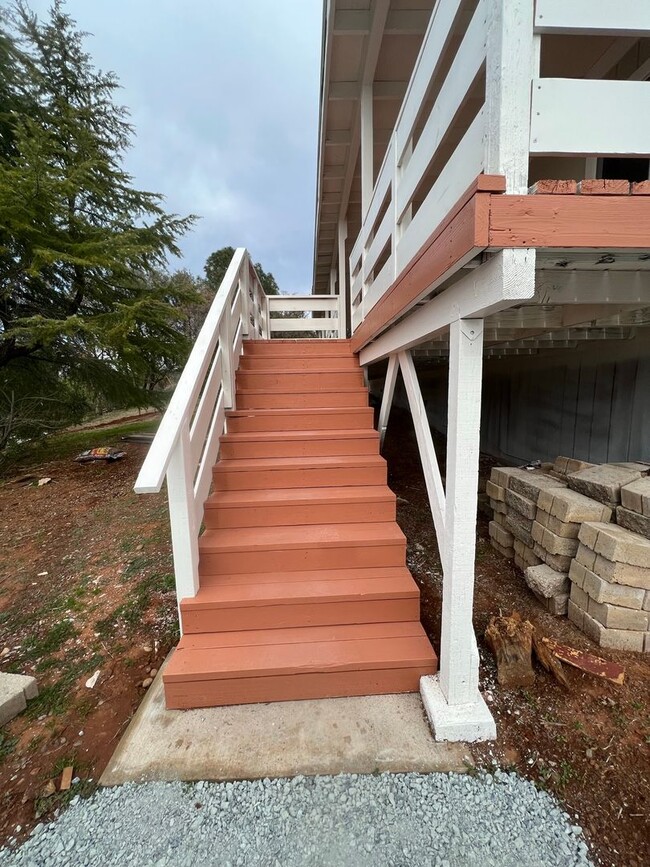 Building Photo - Super Cute 3 bedroom home located in the F...