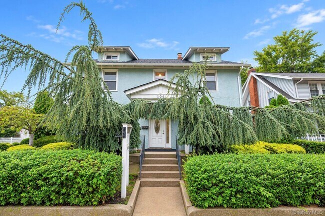 Foto del edificio - 108 Hempstead Ave