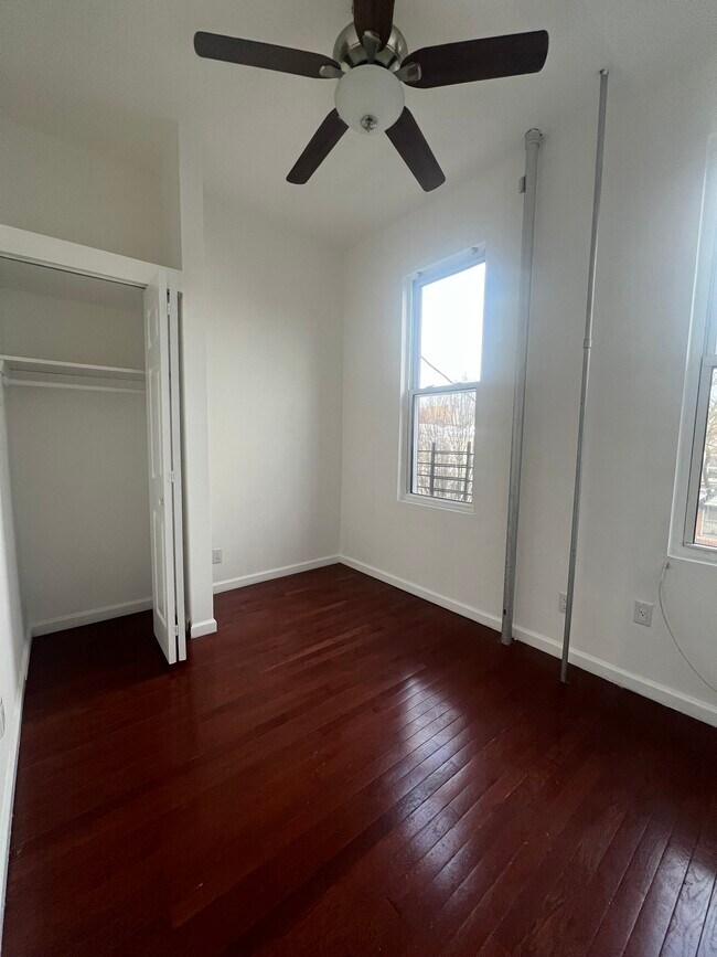 Building Photo - 152 Norwood Ave