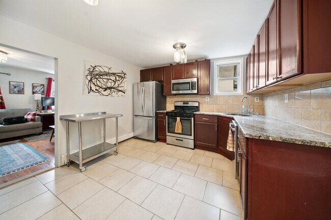 Foto del edificio - 52 Beacon Avenue Unit 2