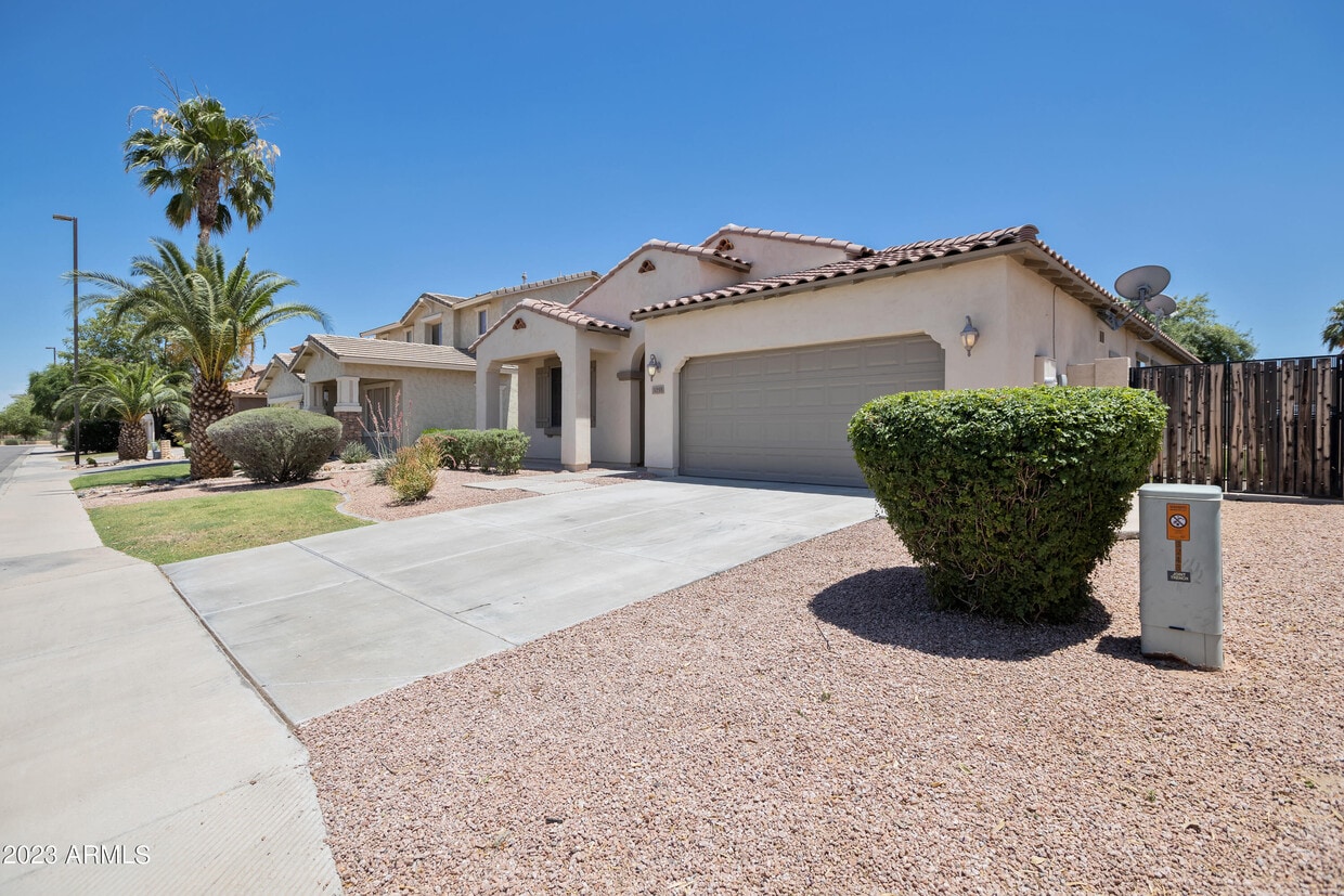Foto principal - 3255 E Castanets Dr