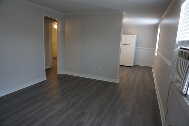 Foto del edificio - 148a S John Sims Pkwy
