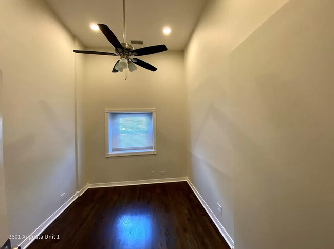 Foto del edificio - 2601 W Augusta Blvd