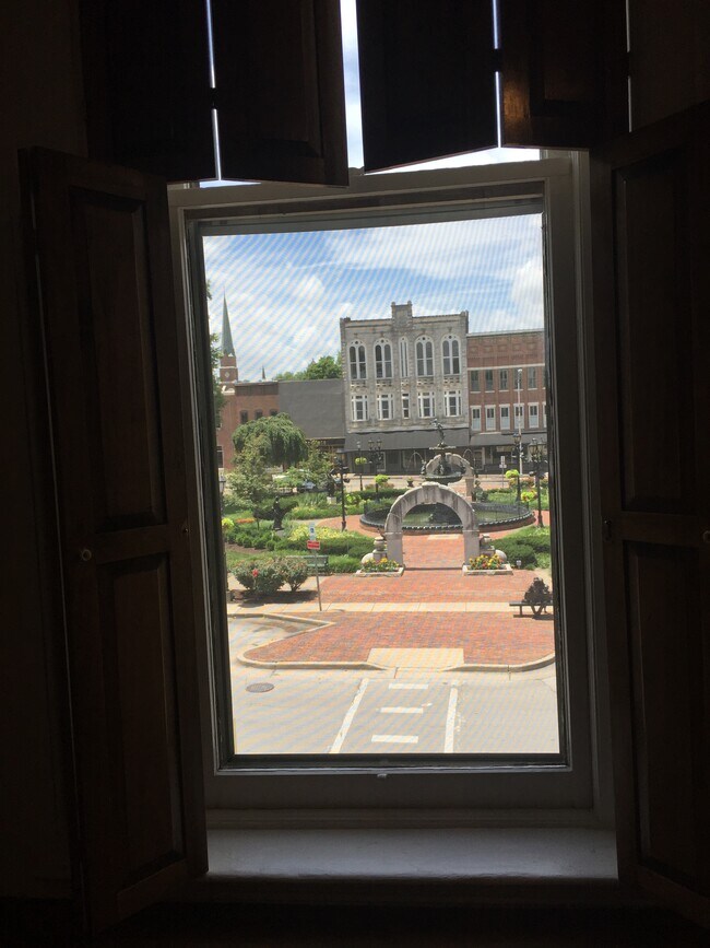 BR view of Fountain Square Park - 422 E Main Ave