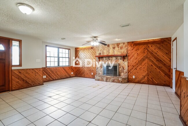 Building Photo - 2207 Diana Dr