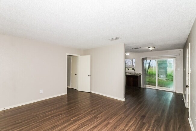 Foto del edificio - 7218 Wren Cir