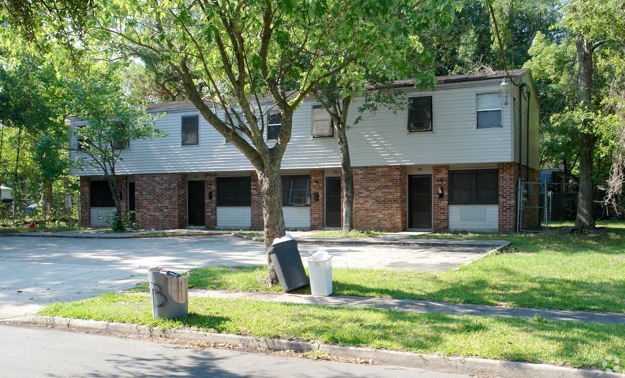 Primary Photo - 3230 Phyllis St