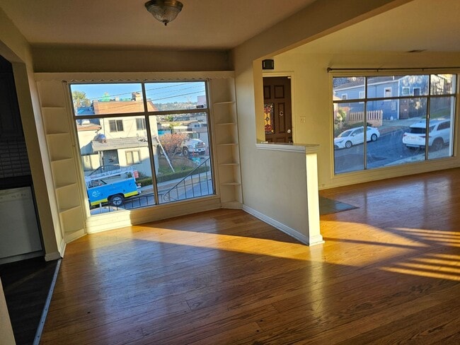 Foto del edificio - Large 5 bedroom 2 bath Split Level House w...