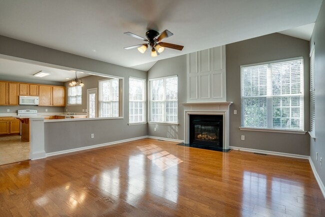 Foto del edificio - COMING SOON! 3- or 4-bed/3.5-bath in Brent...