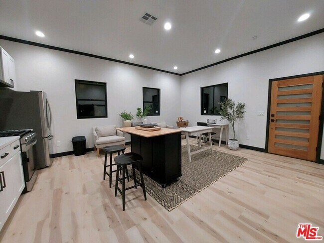 Building Photo - 17843 Tarzana St