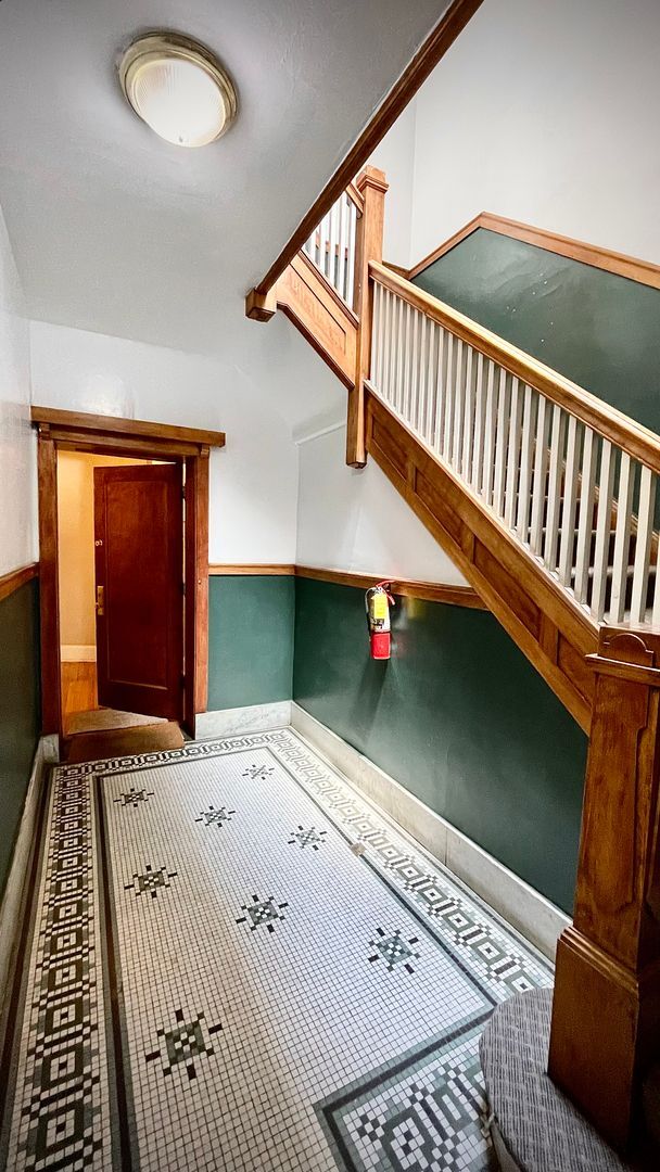 Building Photo - Hyde Park Wonderful  1bed/1bath