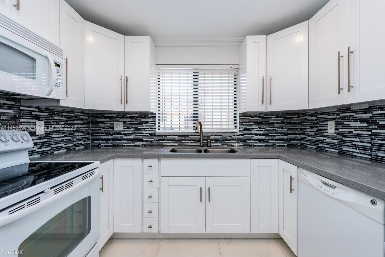 Foto principal - 2 br, 2 bath Condo - 2740 W 61st St Apt 201