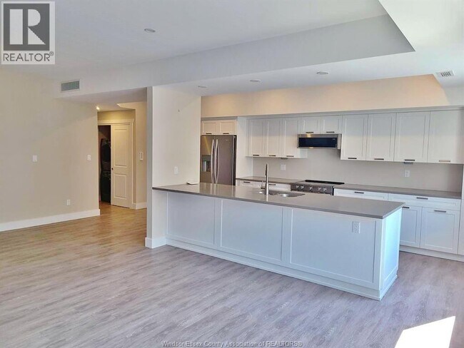 Building Photo - 550 Sandison St