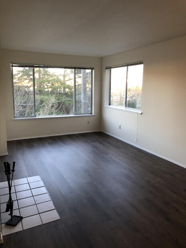 Building Photo - Magnolia Court Apartments - 1 bedroom + den