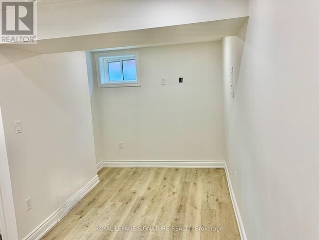 Building Photo - 977 Glencairn Ave