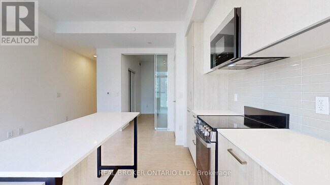 Building Photo - 65 Mutual St