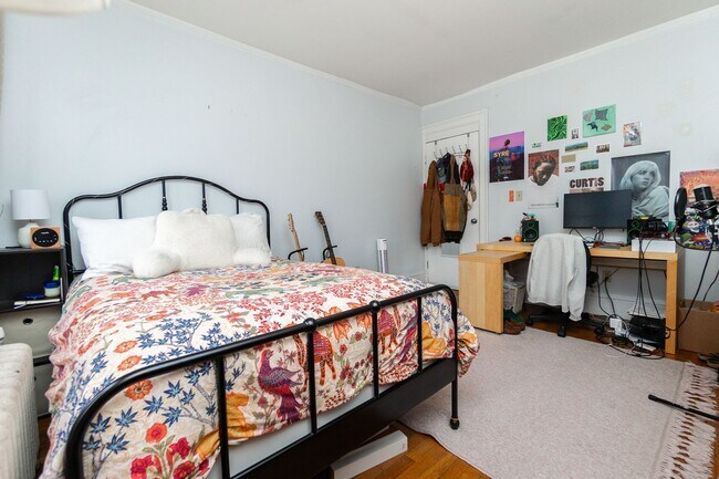 Building Photo - No Brokers Fee, Heat and Hot Water Included, Steps from the T Stop, Laundry on a Sire, Eat-in Kit...