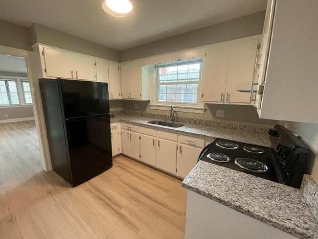 Building Photo - 3 Bedroom 1 Bath Totally Renovated Propoerty.