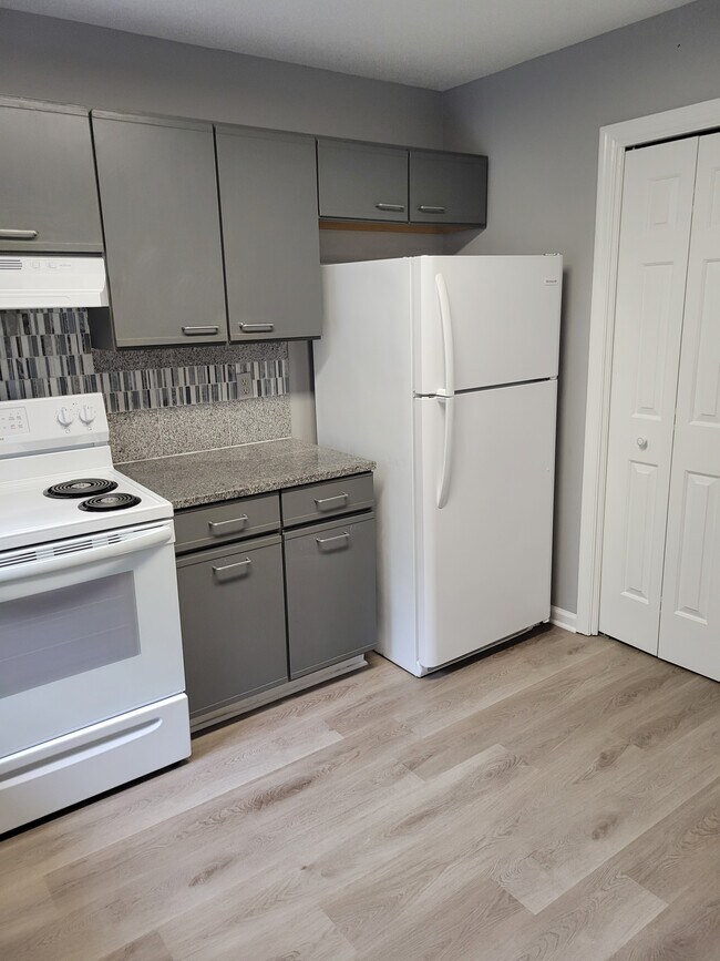 kitchen - 4228 Lakes End Dr NW