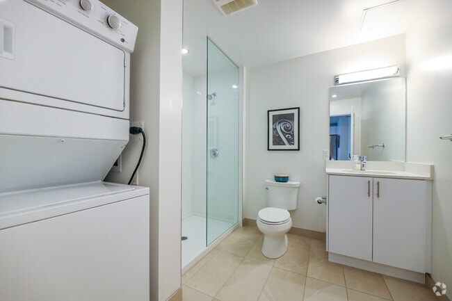 2BR, 2BA - Bathroom - 475 George Street North