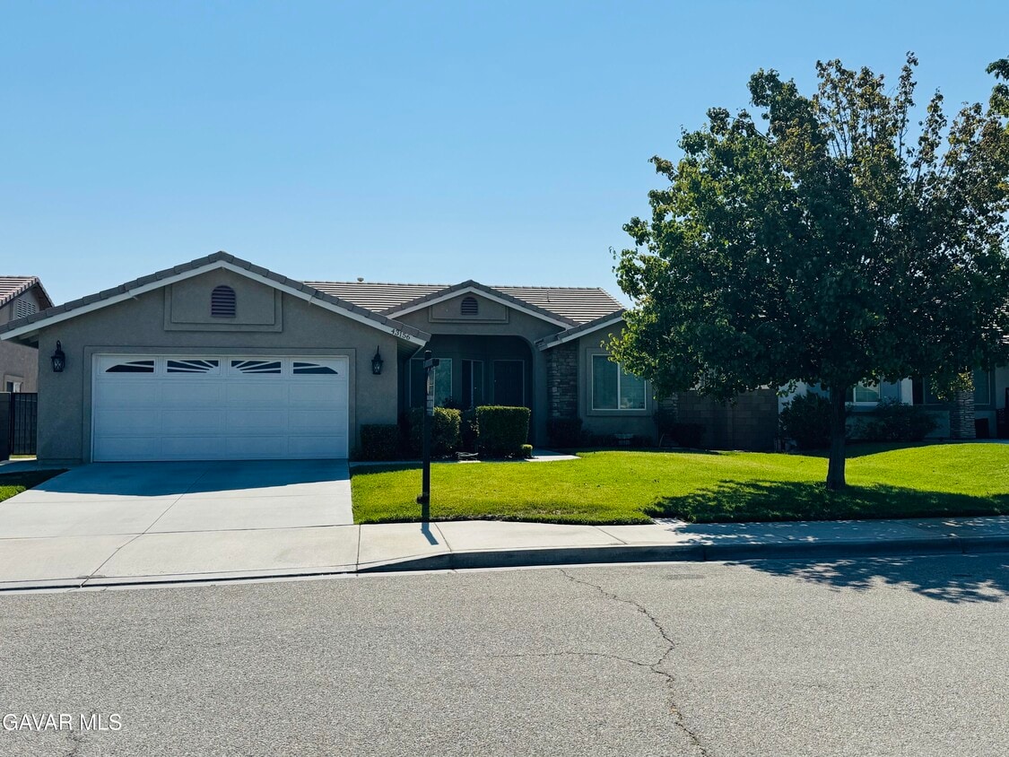 Foto principal - 43156 28th St W