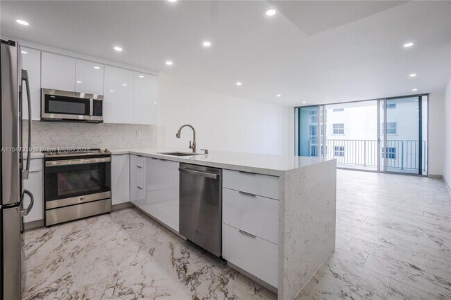 Building Photo - 5838 Collins Ave