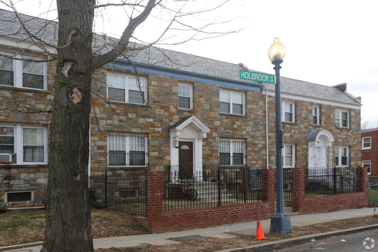 Primary Photo - 1605 Holbrook St NE