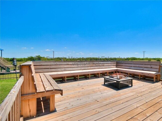 Foto del edificio - 13208 Running Pebble Rd