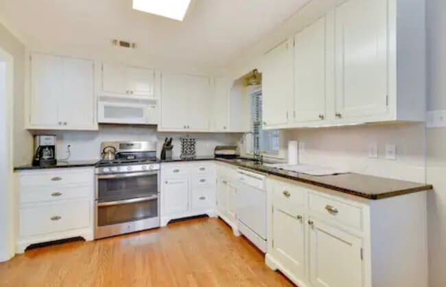 Building Photo - 1218 S Austin St