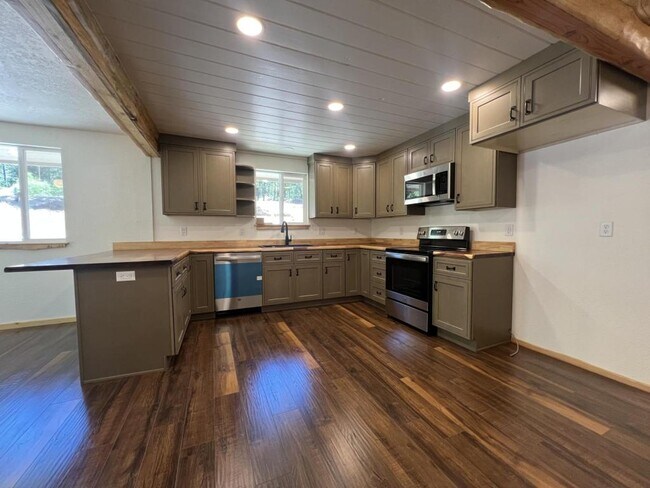 Building Photo - 4323 Galice Rd