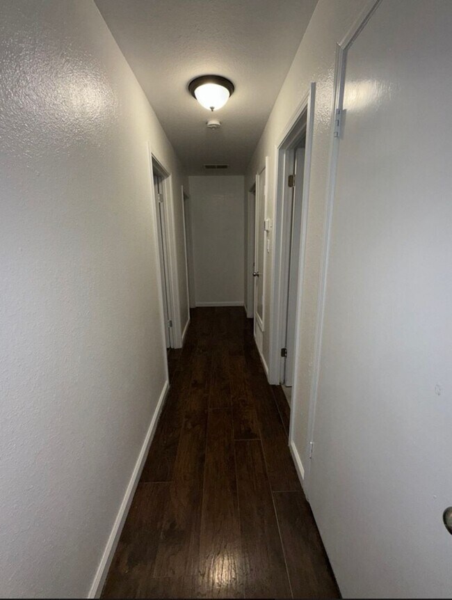 Building Photo - Beautifully Updated 3 Bed, 2 Bath House