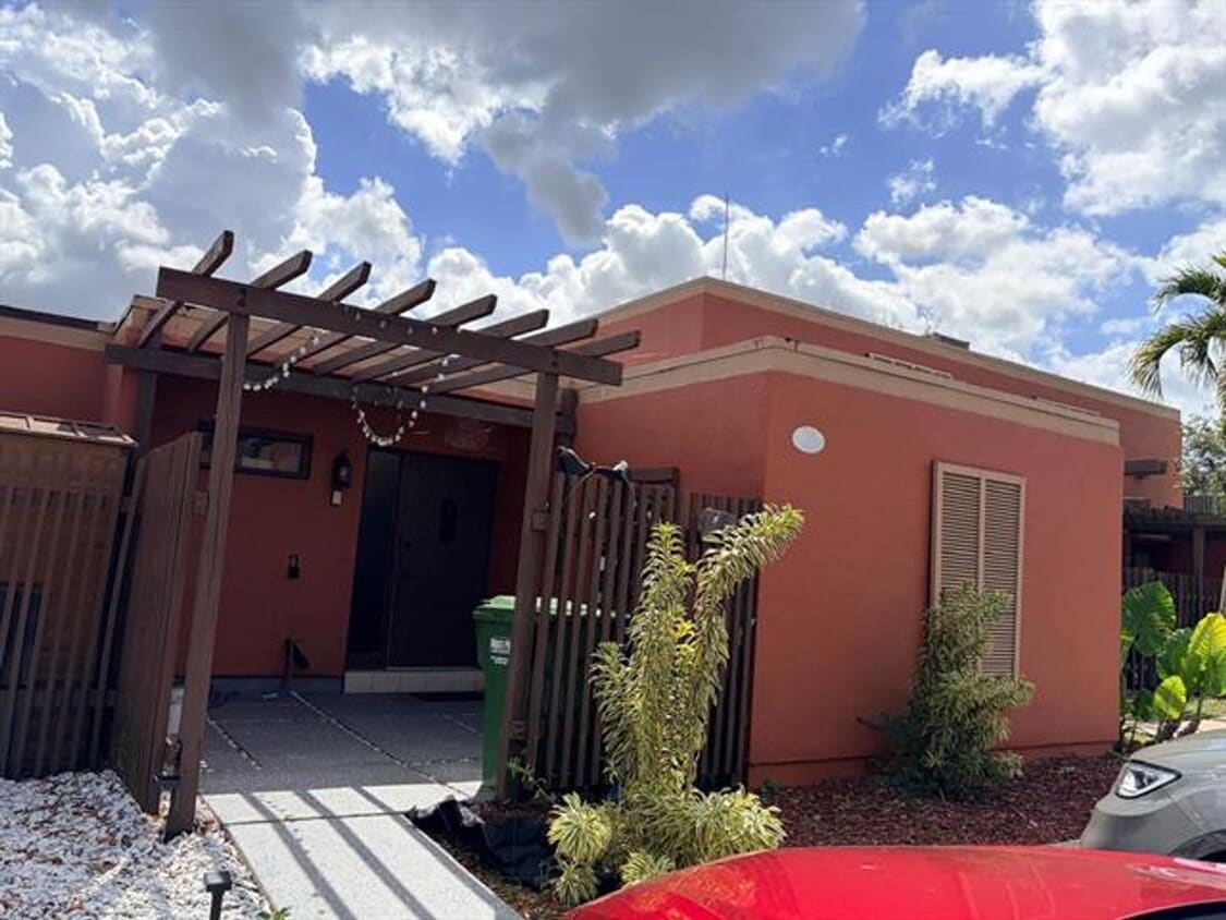 Photo - 1641 Fairway Rd PEMBROKE PINES, FL 33026-