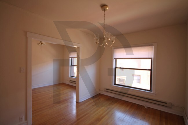 Building Photo - 823 W Waveland Ave