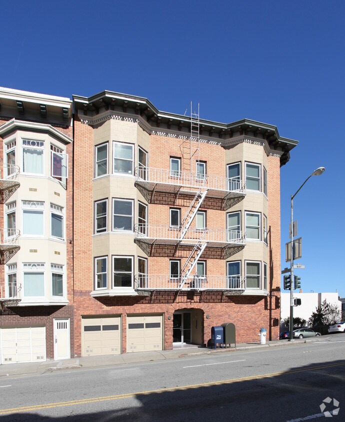 Building Photo - 900 Bay St