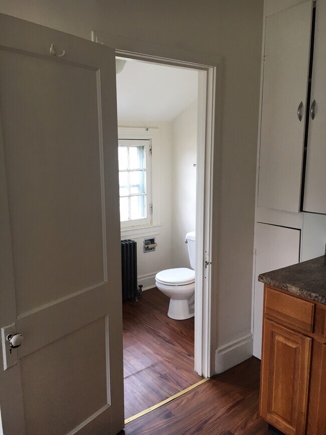 Full Bath - 4739 Maripoe St