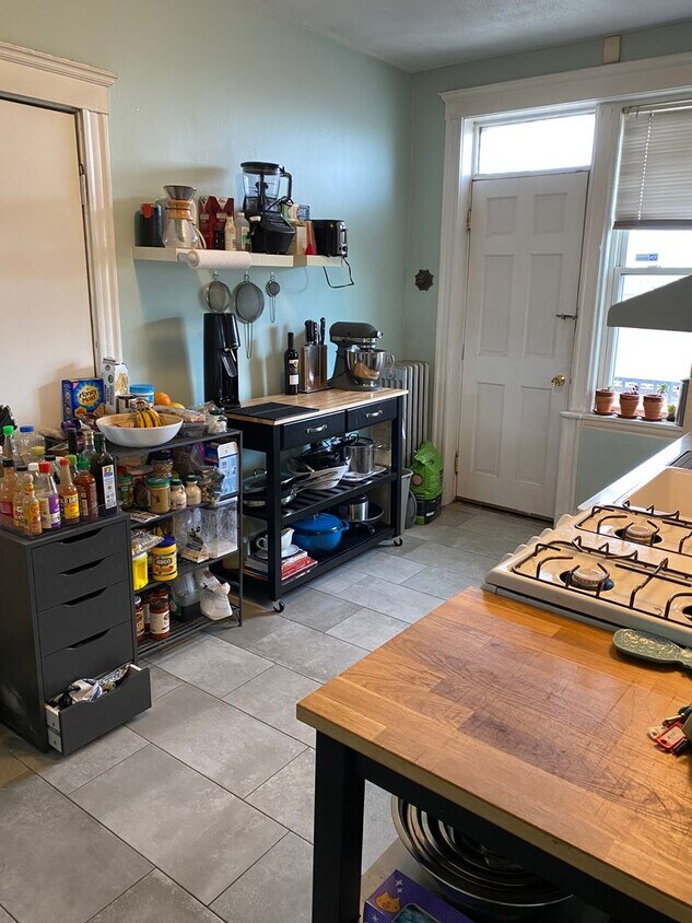 Foto principal - Bright large 1bd with a balcony! Walk to T...