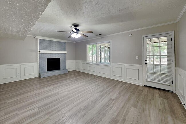 Building Photo - 9880 Lake Forest Way