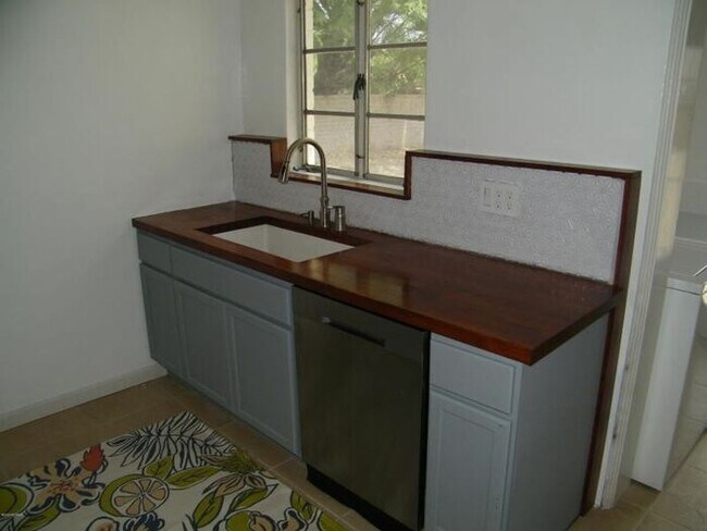 Foto del edificio - Charming Tucson 3-Bedroom Home with Spacio...