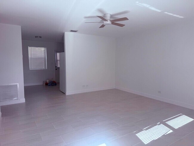 Foto del edificio - 630 Prosperity Farms Rd