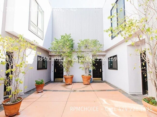Building Photo - 10933 Wellworth Ave