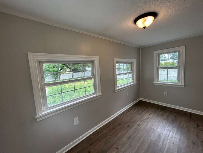 Foto del edificio - 26901 Farringdon Ave
