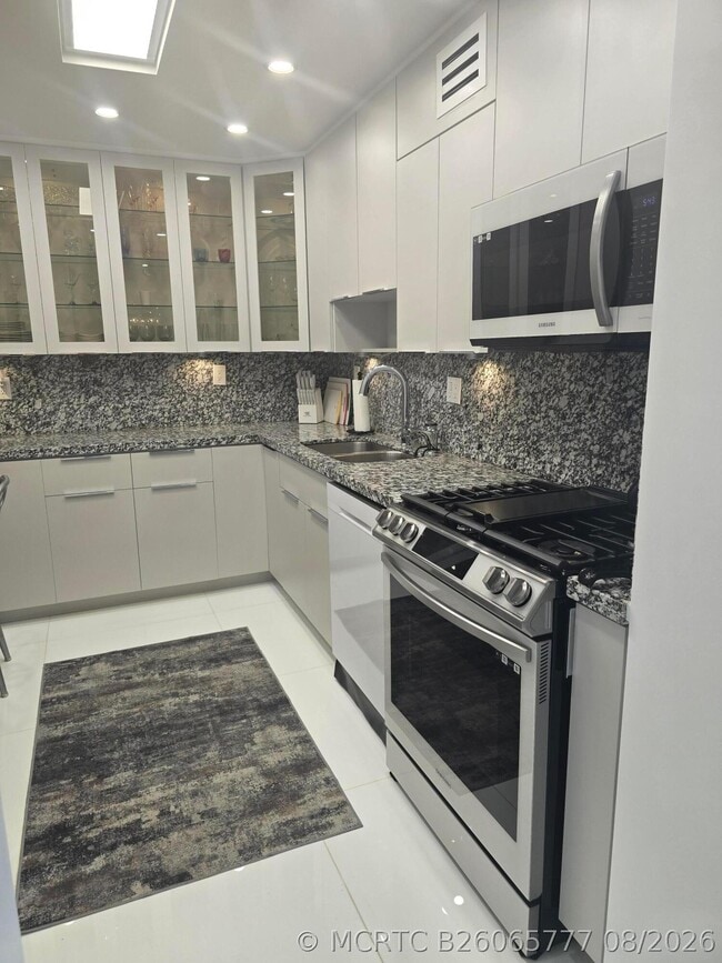 Building Photo - 2030 S Ocean Dr