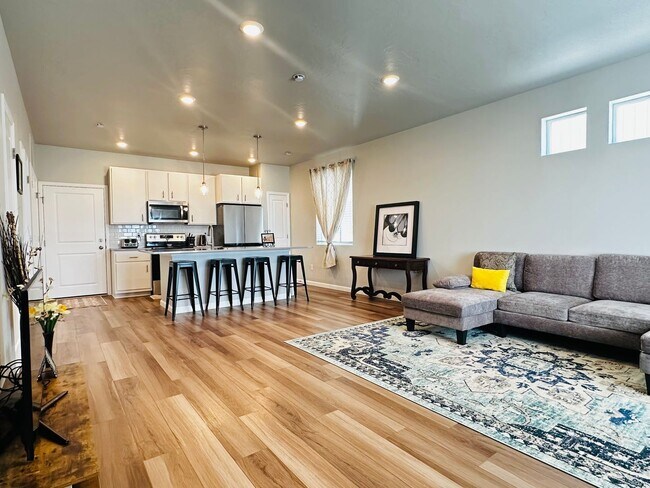 Foto del edificio - Spacious and Bright Townhome Available Sep...